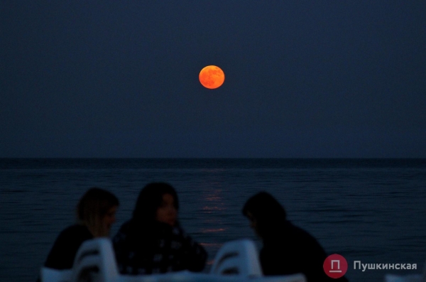 Как одесситы на берегу Черного моря красную суперлуну встречали. Фоторепортаж