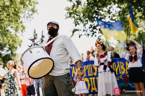 По Одессе прошел Мегамарш в вышиванках: как это было. Фоторепортаж