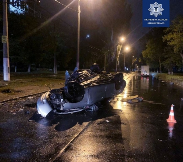 На Пересыпи перевернулся автомобиль — погибла девушка