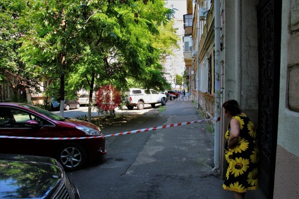 В одном из переулков Одессы выброшенные «противотанковые мины» наделали шума. Фото