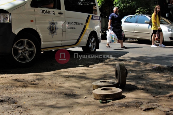 В одном из переулков Одессы выброшенные «противотанковые мины» наделали шума. Фото
