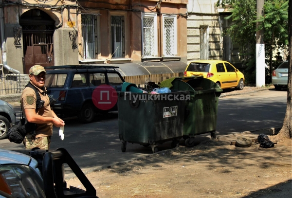 В одном из переулков Одессы выброшенные «противотанковые мины» наделали шума. Фото