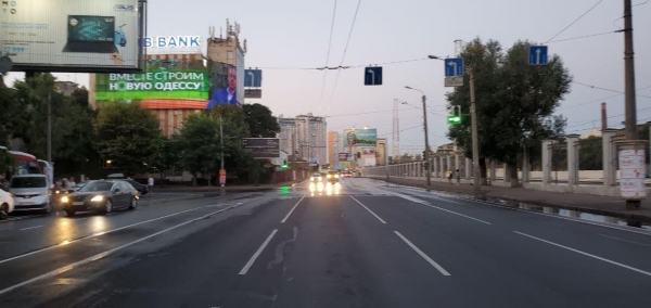 На Среднефонтанской сделали велополосы, но только на одном участке. Фото