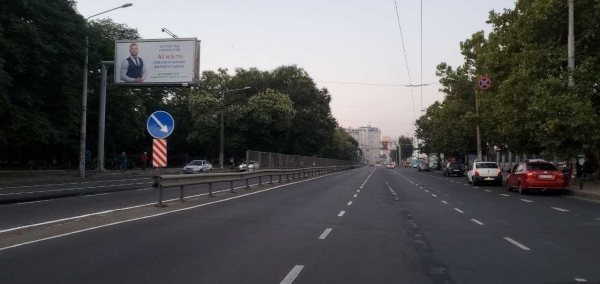 На Среднефонтанской сделали велополосы, но только на одном участке. Фото