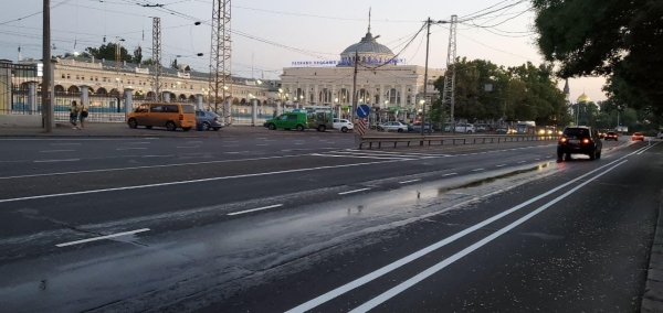 На Среднефонтанской сделали велополосы, но только на одном участке. Фото