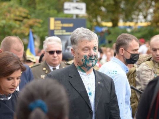 В Офісі президента побачили «шалені фобії» у облитого зеленкою Порошенка
