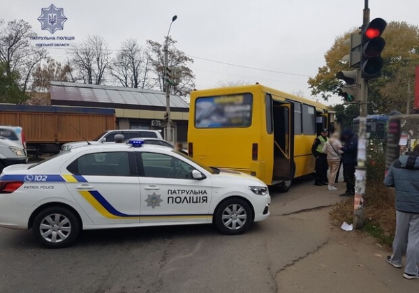 На пешеходном переходе: в Одессе маршрутка сбила пятилетнего ребенка