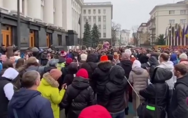 Антивакцинаторы митингуют под Офисом президента