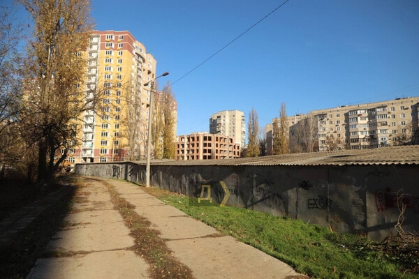 В Одессе застройщик забрал у людей двор и перекрыл проход к школе: что известно