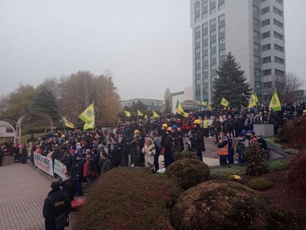 Митинг на ОПЗ: сотрудники неработающего завода просят Зеленского помочь предприятию