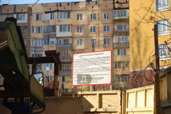 В Одессе застройщик забрал у людей двор и перекрыл проход к школе: что известно