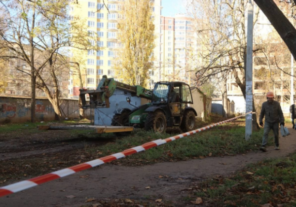 В Одессе застройщик забрал у людей двор и перекрыл проход к школе: что известно