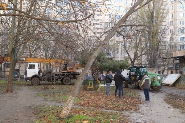 В Одессе застройщик забрал у людей двор и перекрыл проход к школе: что известно