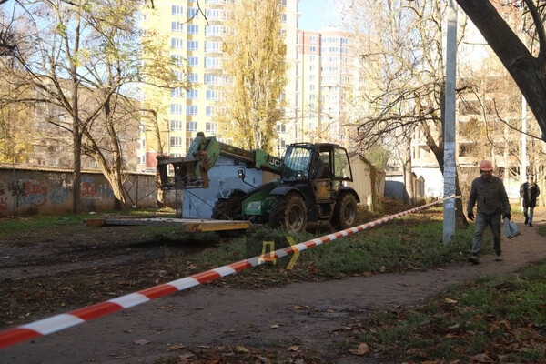 В Одессе застройщик забрал у людей двор и перекрыл проход к школе: что известно