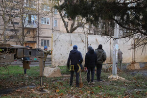 В Одессе застройщик забрал у людей двор и перекрыл проход к школе: что известно