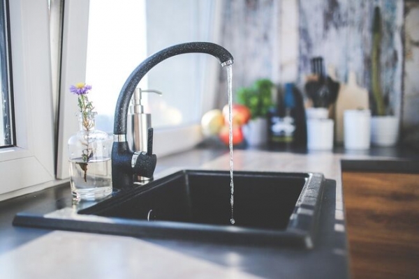 
НКРЭКУ подняла тарифы на водоснабжение и водоотвод: на сколько потяжелеют платежки украинцев
