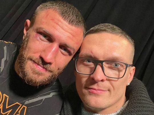 Обійшлося без мордобою: Усик та Ф'юрі провели першу «дуель поглядів» після бою Ломаченка