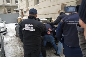 Главный инспектор одесской таможни попался на взятке в 2600 долларов