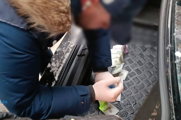 Главный инспектор одесской таможни попался на взятке в 2600 долларов