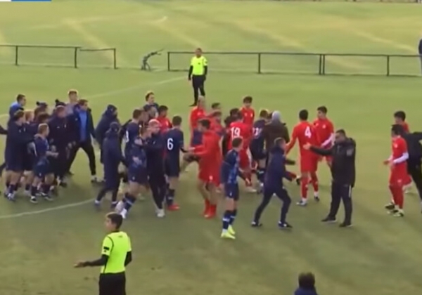 Во время матча игрок "Динамо" U-19 спровоцировал драку (видео)
