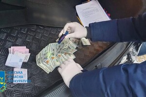 Главный инспектор одесской таможни попался на взятке в 2600 долларов