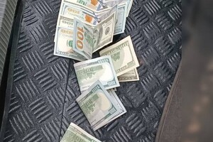 Главный инспектор одесской таможни попался на взятке в 2600 долларов