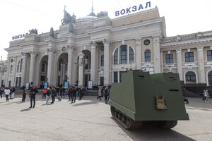 В Одессе стартовала "Юморина-Джавелина": на вокзале появился танк