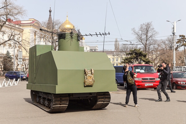 В Одессе стартовала "Юморина-Джавелина": на вокзале появился танк