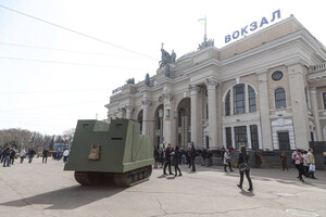 В Одессе стартовала "Юморина-Джавелина": на вокзале появился танк