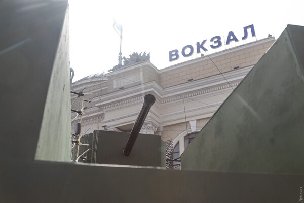 В Одессе стартовала "Юморина-Джавелина": на вокзале появился танк