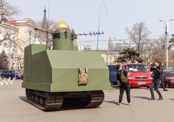 В Одессе стартовала "Юморина-Джавелина": на вокзале появился танк