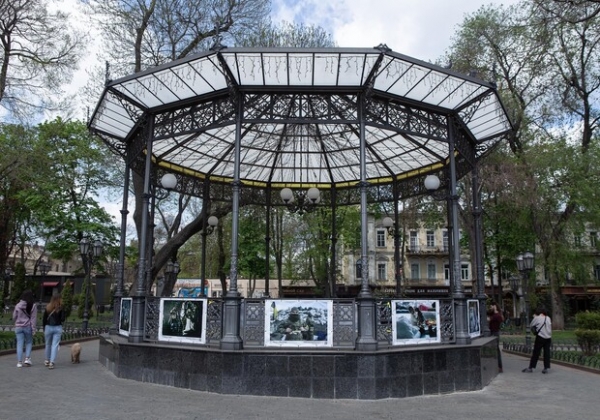 В Одессе открылась выставка украинской военной фотографии "Бок о бок"