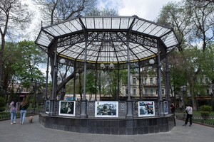 В Одессе открылась выставка украинской военной фотографии "Бок о бок"