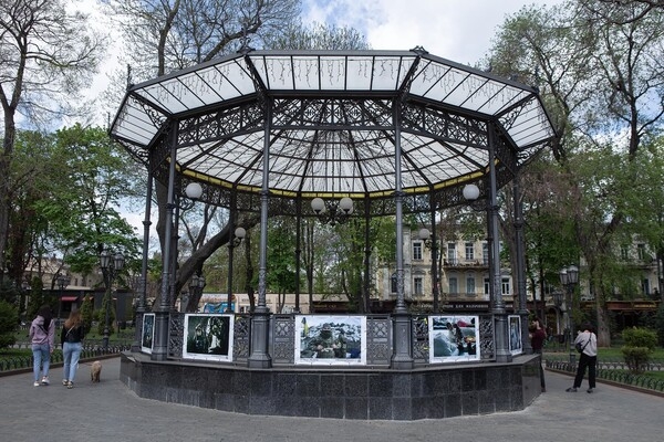 В Одессе открылась выставка украинской военной фотографии "Бок о бок"