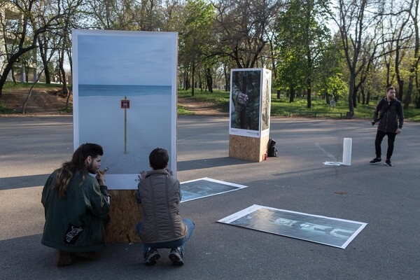 В Одессе открылась выставка украинской военной фотографии "Бок о бок"