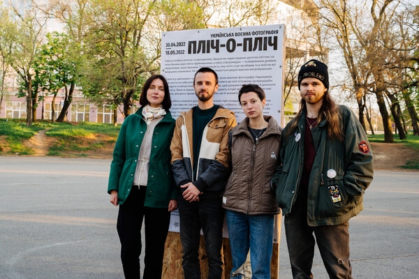 В Одессе открылась выставка украинской военной фотографии "Бок о бок"