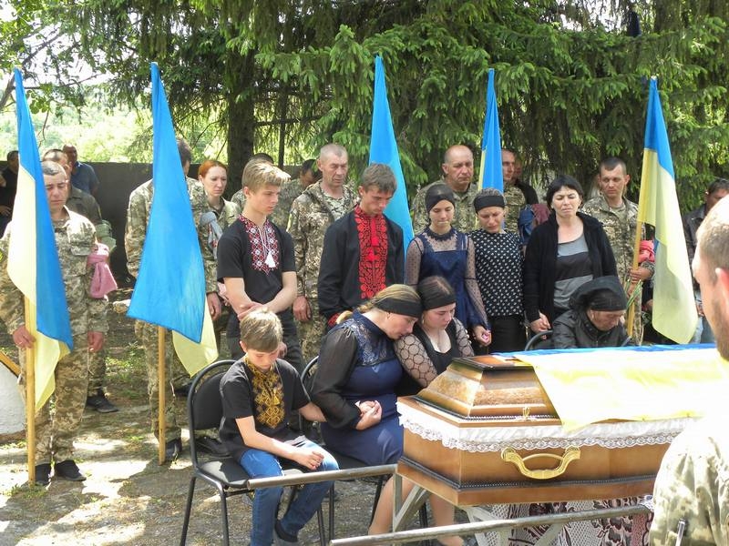 «Осиротіло п’ятеро дітей»: українського героя провели в останню путь