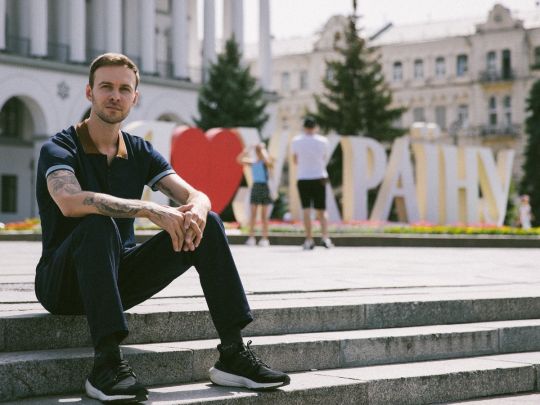 «Музика зцілює рани»: Макс Барських привітав Україну з Днем Незалежності щемливою піснею