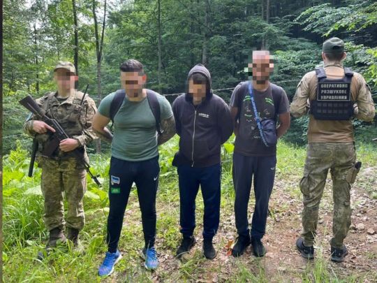 У валізах і переодягнені в жінок: стало відомо про найнезвичайніші спроби чоловіків призовного віку виїхати за кордон