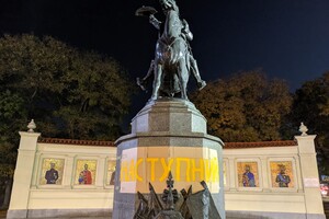 На памятнике Суворову в Одессе появилась надпись "следующий" (фото)