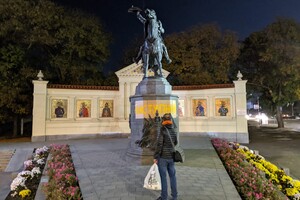 На памятнике Суворову в Одессе появилась надпись "следующий" (фото)