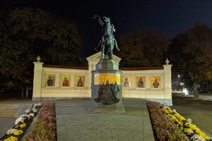 На памятнике Суворову в Одессе появилась надпись "следующий" (фото)
