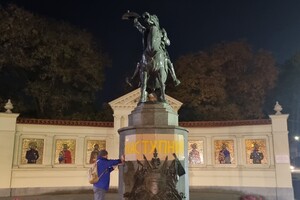 На памятнике Суворову в Одессе появилась надпись "следующий" (фото)
