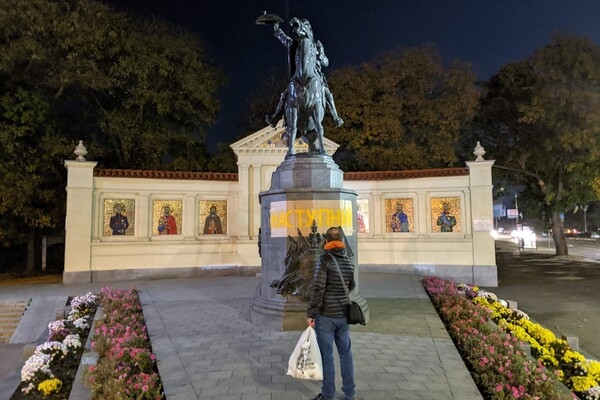 На памятнике Суворову в Одессе появилась надпись "следующий" (фото)
