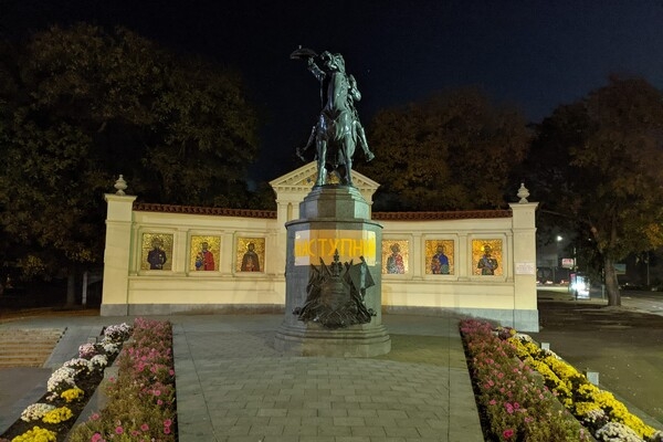 На памятнике Суворову в Одессе появилась надпись "следующий" (фото)