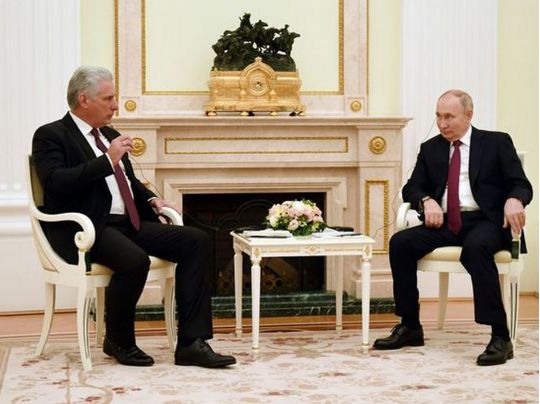 «Рука вбивці путіна стала фіолетовою, коли він тримався за стілець на зустрічі», — експерти