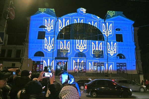 Сотни одесситов вышли полюбоваться световыми картинами на памятниках архитектуры (фото, видео)