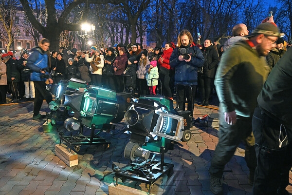 Сотни одесситов вышли полюбоваться световыми картинами на памятниках архитектуры (фото, видео)