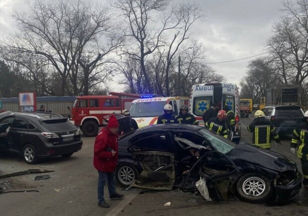 Жесткое ДТП на Ленпоселке с Lexus: пострадали два человека