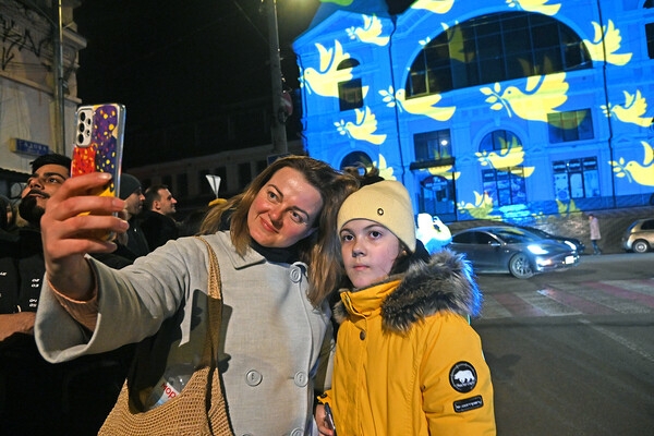 Сотни одесситов вышли полюбоваться световыми картинами на памятниках архитектуры (фото, видео)